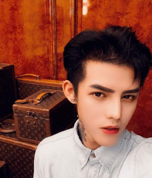 方家翊爆料情侣博主视频,视频内容引发热议 第2张 方家翊爆料情侣博主视频,视频内容引发热议 第2张